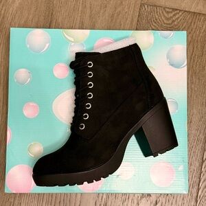 Soda Second Lug Sole Chunky
Heel Ankle Bootie Lace up w/Side
Zipper Size 8.5